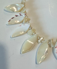 Vintage Japan 1970-80s MOP teardrop bib necklace costume pearls sliver clasp