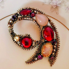 VTG BROOCH Textured Gold Tone Paisley Shape Fire Opal Cabochon Pink Red 2.5 in