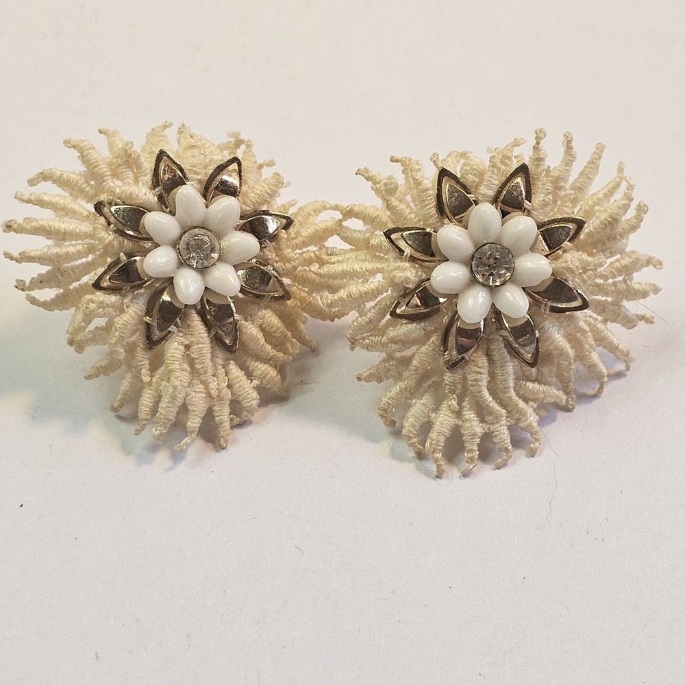 Vintage White Lace Like Flowers Gold Towe Twist Clip On Earrings