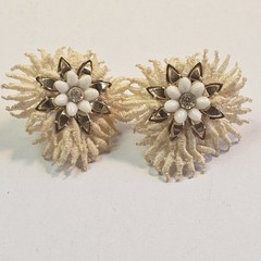 Vintage White Lace Like Flowers Gold Towe Twist Clip On Earrings