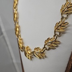 Vintage Gold Tone Laurel Leaf Link Collar Necklace Textured Botanical 15.5 In