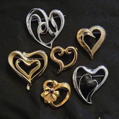 22 VINTAGE BROOCH COSTUME JEWELRY LOT HEARTS MOTHERS DAY FLOWER AVON JJ GERRYS