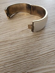Rare Vintage Goldtone Metal White Enamel Security Chain Clip On Bangle Bracelet