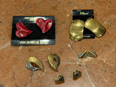 SIMPLY WHISPER VINTAGE 1980 GLAM ERA ENAMEL GOLD LUCITE EARRINGS LOT 15 PAIR NEW