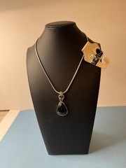 NAPIER Necklace and earrings set Women’s Vintage 18 in ext. 3.25 in