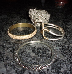 Bracelets Gold Tone & Silver Tone – VINTAGE RETRO – UNIQUE – RARE LOT OF 4