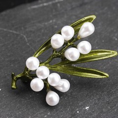 Fashionable drip oil creative three-dimensional foliage imitation pearl corsage