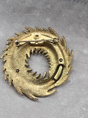 Vintage Brooch Pin Goldtone Metal Round Twisted Feather Design Greek Theme