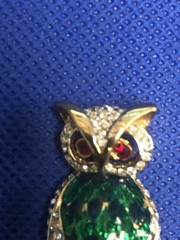 VTG GOLD TONE CLEAR RHINESTONES GREEN TWO TONES ENAMEL RED EYES OWL BROOCH PIN