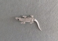 New Silvertone Alligator w/ Clear Crystals Articulated Movable Tail Pin Brooch