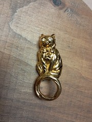 VTG. AVON CLEAR RHINESTONE & GOLD TONE FLUFFY CAT BROACH/EYE GLASSES HOLDER