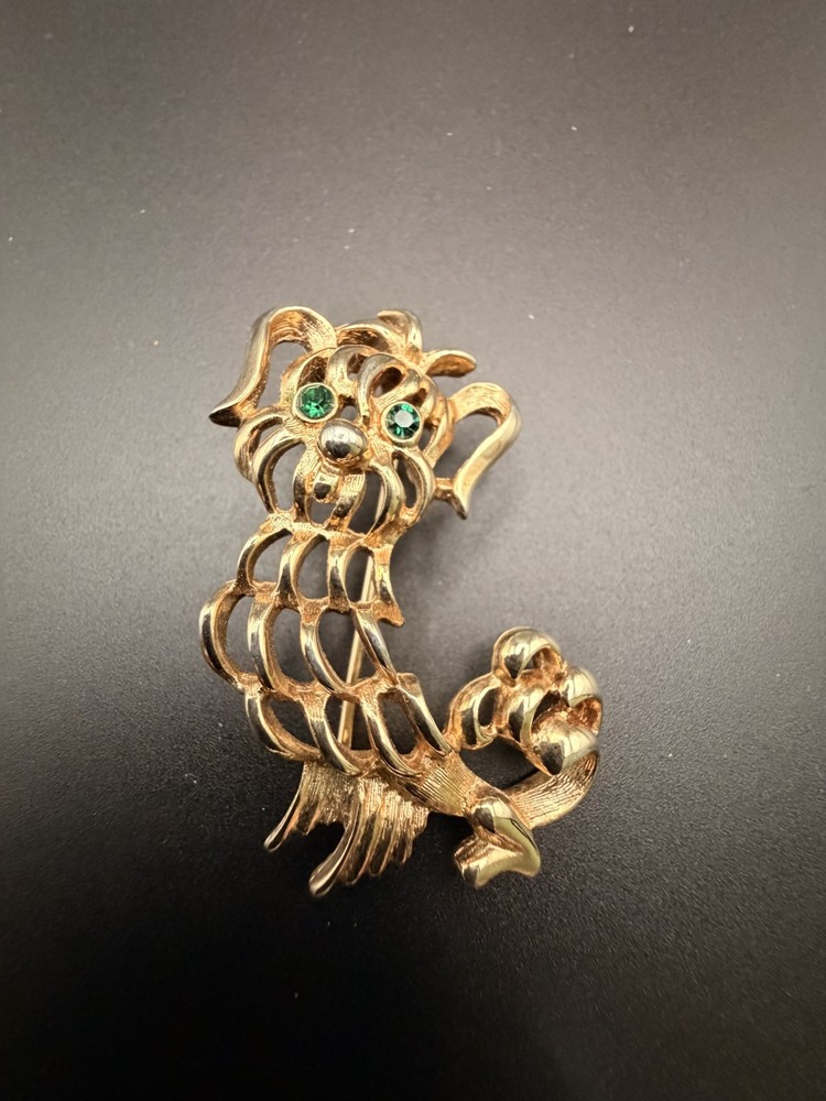VTG DOG PIN Dog Brooch Signed AVON Gold TONE GREEN RHINESTONE EYES 1972