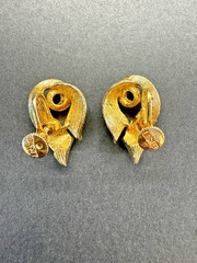 Vintage 1950’s signed Lisner Gold Tone Swirl Rhinestone Screw Back Earrings
