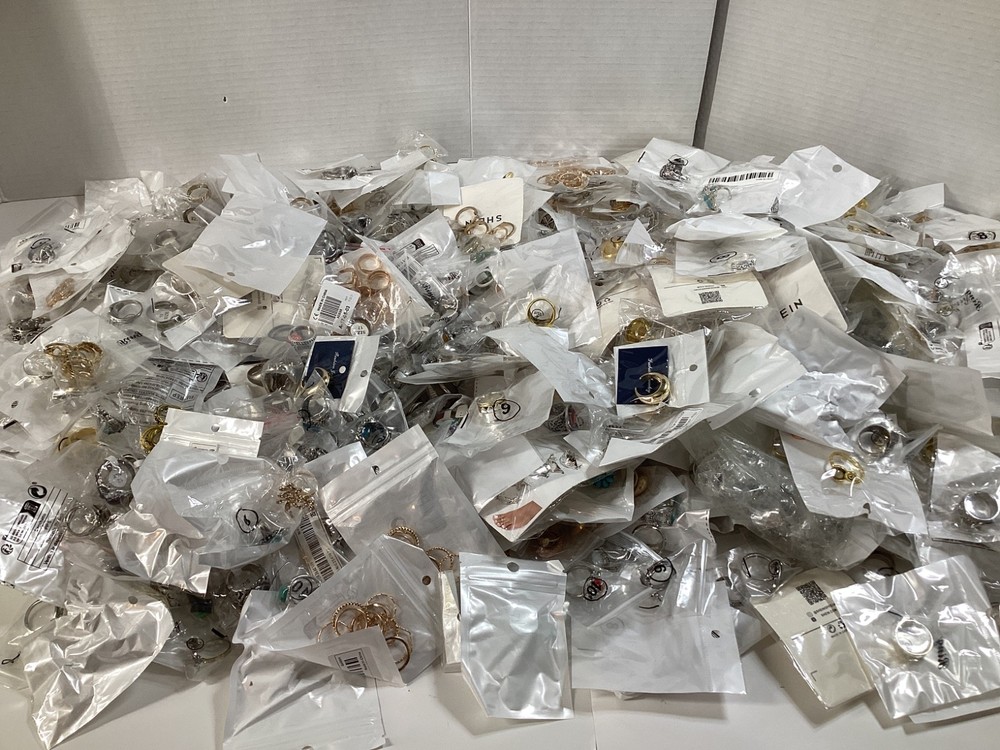 3lb Unsorted Modern Costume Rings Jewelry (M/F) Many Sizes Designs