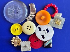 30PC VTG FLOWER PIN craft LOT,Mixed Media FLORAL ART,repurpose,HOLIDAY CRAFTS