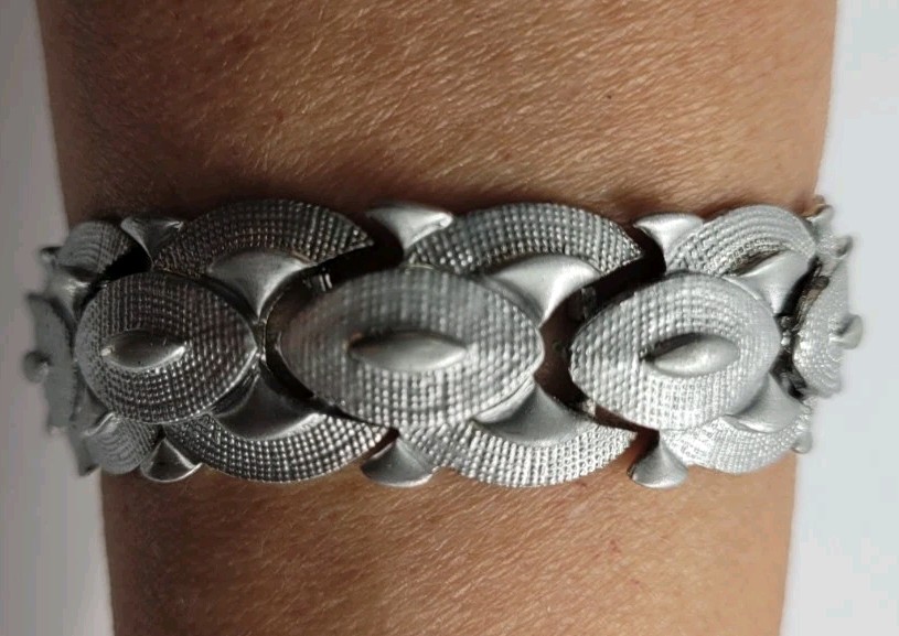 Vintage Coro Bracelet Linked Silver Tone Textured Chain Geometric 6.25 in