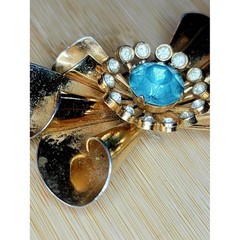 Vintage Retro Gold Tone Bow Brooch Aqua Blue Rhinestone Mid Century Statement