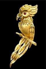 NOS NWT 1960’S CROWN TRIFARI GOLD PLATED CABOCHON PARROT TROPICAL BIRD BROOCH