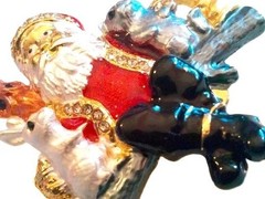 SANTA CHRISTMAS BROOCH! Holiday Figural Pin/Accessory. Adorable Nature Scene!