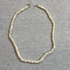 Vintage Hawaiian Puka Shell Bead Necklace 17.75 Inch Graduated up to 8.2mm