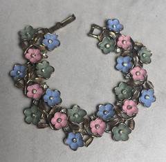 Vintage Floral Flowers Bracelet Gold Tone Enamel Rhinestone Fold Over Clasp 6.5″