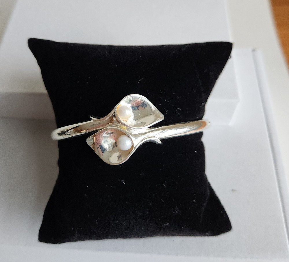 VTG Avon Silver-Tone Calla Lily Bangle Bracelet – Faux Pearl Floral – 7″