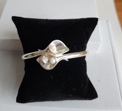 VTG Avon Silver-Tone Calla Lily Bangle Bracelet – Faux Pearl Floral – 7″