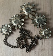 VTG Daisy Cluster Necklace l Cream & Yellow l Center Enamel l Gold Tone
