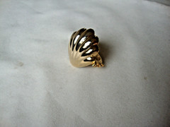 VTG 1970s SCALLOPED SEASHELL GOLD TONE HINGED W/ SAFETY CATCH DRESS/SCARF CLIP