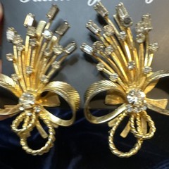 Vintage Sarah Coventry Rhinestone Bow Clip On Earrings Gold Tone Signed 1960s