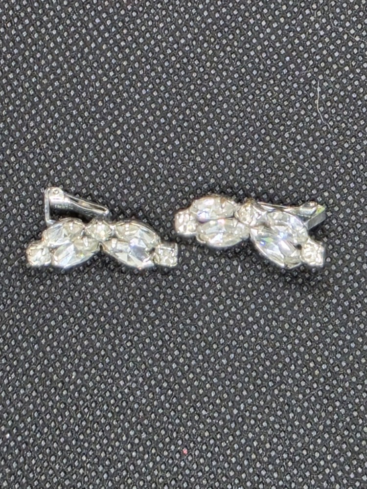 B David Vintage Rhinestone Clip Earrings 1″ Floral Silvertone Elegant