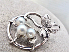 MIKIMOTO SIGNED VINTAGE BRIGHT CLEAN (3) 6 MM CULTURED AKOYA PEARLS STERLING PIN