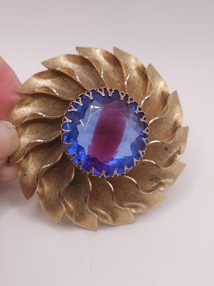 Stunning VTG Bi-Color Art Glass Sunburst Gold-Tone Brooch
