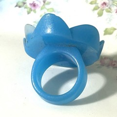 Vintage Flower Power Ring Molded Acrylic Lucite Size 9 Dimensional Mod Retro