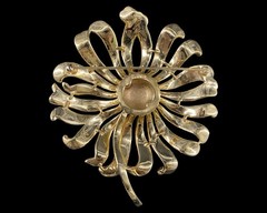 Vintage Trifari Daisy Flower Brooch Textured Brush Gold Tone 3″