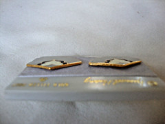 VINTAGE SAMUEL HUANG SIGNED DESIGNER CLOISONNE FAN WHITE BLACK & GRAY EARRINGS