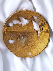 VINTAGE TONA SIGNED GOLDTONE CIRCLE JUNGLE BROOCH