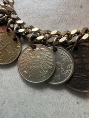 Vintage 50s Chunky Loaded Coin Charm Bracelet 17 Real Coins International 88g H3