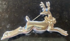 ALWAYS COMBINED SHIPPING VTG Silver & Gold Tone Flying Reindeer Lovely Blue Eye