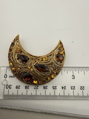 LA ROCO GOLDTONE RHINESTONE PAISLEY CRESCENT MOON BROOCH AS IS K945B