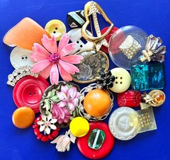 30PC VTG FLOWER PIN craft LOT,Mixed Media FLORAL ART,repurpose,HOLIDAY CRAFTS