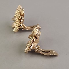 Vintage Trifari Clip On Flower Earrings Brushed Gold Tone 1″
