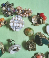 Vintage Collection of THERMOSET LUCITE & Glass Beads & Pieces – Some are Signed