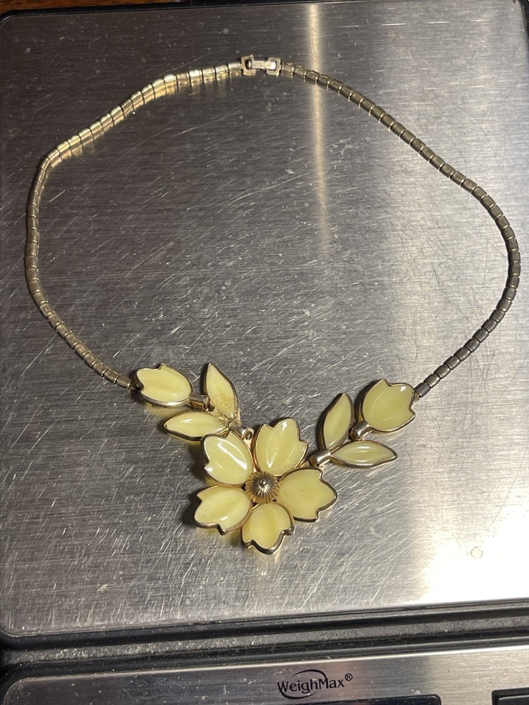Vintage Signed Crown TRIFARI Poured Glass Bezel Flower Necklace 15.5″ pls read