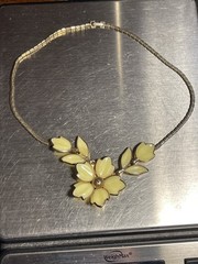 Vintage Signed Crown TRIFARI Poured Glass Bezel Flower Necklace 15.5″ pls read