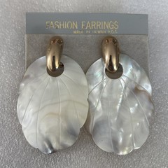 VTG GENUINE MOTHER OF PEARL SHELL GOLD ACCENT 2.75” PETAL DANGLE EARRINGS NEW