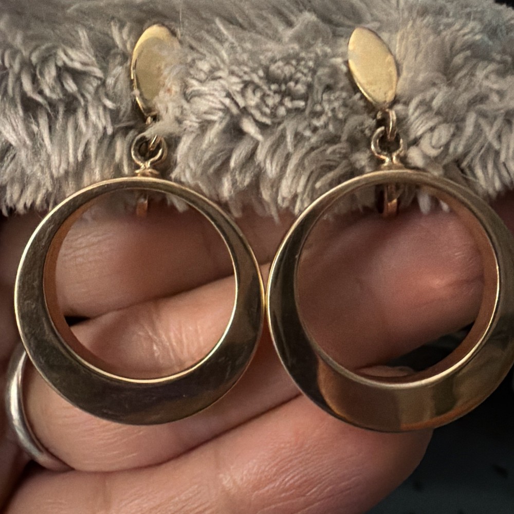 Vintage Woman’s Gold Circle / Hoop Dangle Clip On Earrings