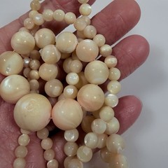 Vintage Mother of Pearl Graduated Bead Necklace 36″ Peach Cream MOP Barrel Clasp