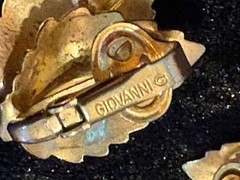 Vtg 50s Signed GIOVANNI Goldtone Textured DOUBLE LEAVES Shape Clip-On Earrings