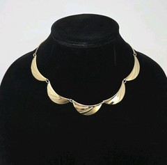 Vintage Gold Tone Scalloped Link Necklace Herringbone Chain 17 Inches Unsigned